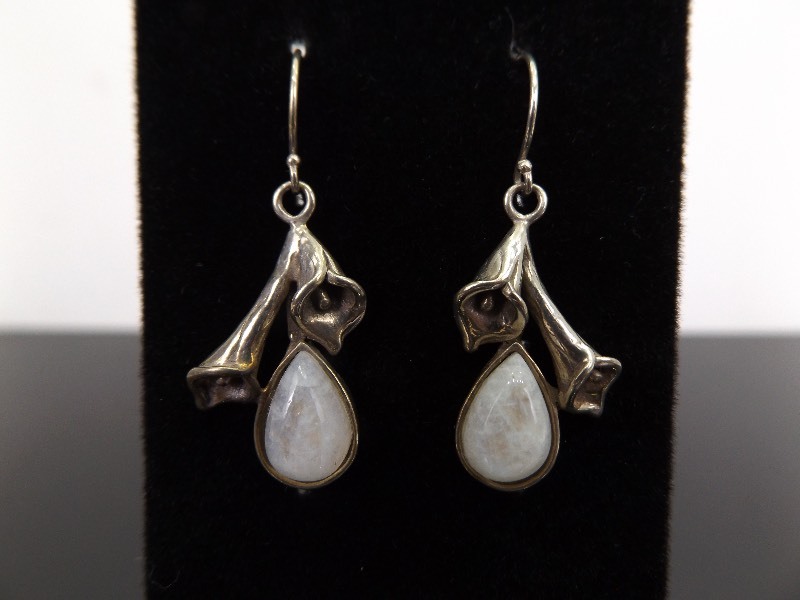 lot 81 image: .925 Sterling Silver Moonstone Cabochon Lilly Dangle Earrings