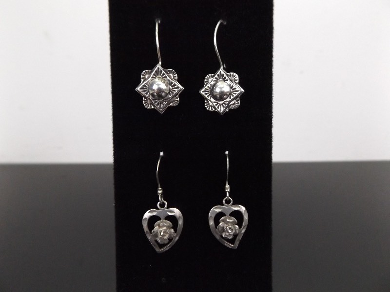 lot 90 image: 2 Pairs of .925 Sterling Silver Earrings