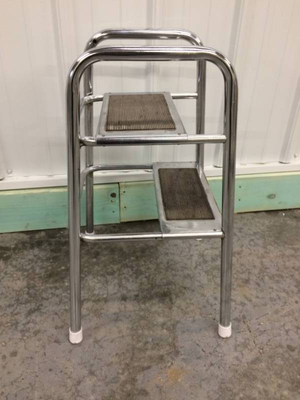 lot 3 image: Bath Shower 2-Step Staircase Stool