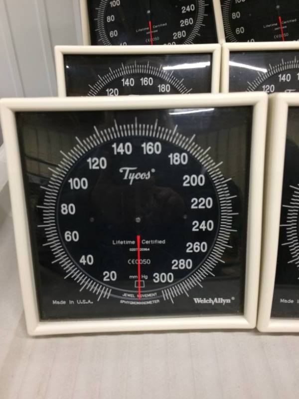 lot 20 image: LARGE LOT WELCH ALLYN TYCOS BLOOD PRESSURE SPHYGMOMANOMETER ANEROID BP WALL SWIVEL MOUNT&nbspMONITORS (MONITORS ONLY) -  Great Condition