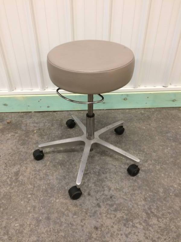 lot 39 image: MEDICAL STOOL HEIGHT ADJUSTABLE