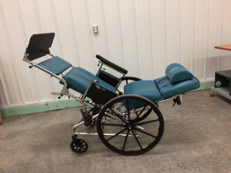 lot 40 image: WOW INVACARE VERY COMFORTABLE TILT & RECLINER WHEELCHAIR EXCELLENT CONDITION - SEE PICTURES FOR ALL THIS FANTASTIC WHEELCHAIR HAS AND CAN DO