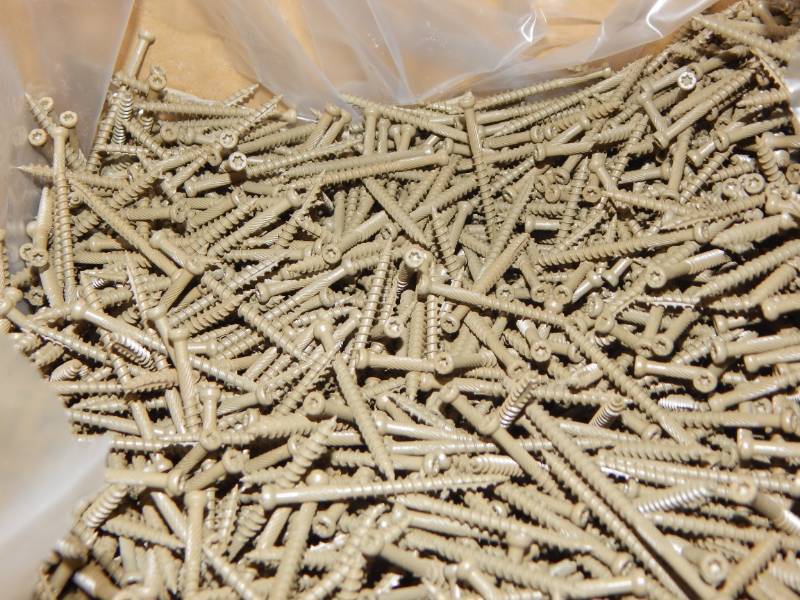 lot 369 image: 2 trim screws