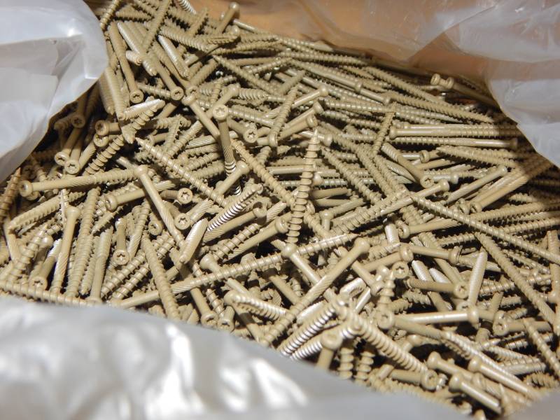 lot 370 image: 3 trim screws