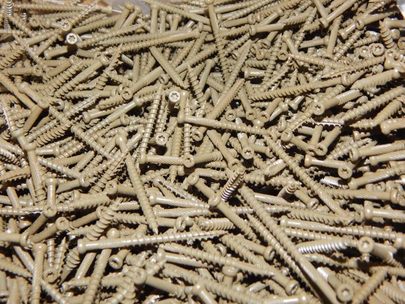 lot 371 image: 2 trim screws