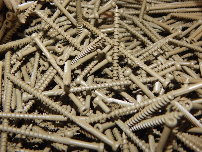 lot 373 image: 3 trim screws
