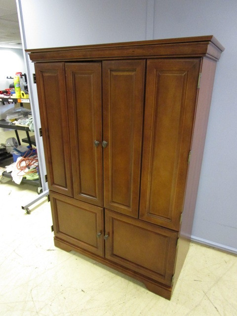 lot 220 image: WOOD VENEER ENTERTAINMENT CENTER