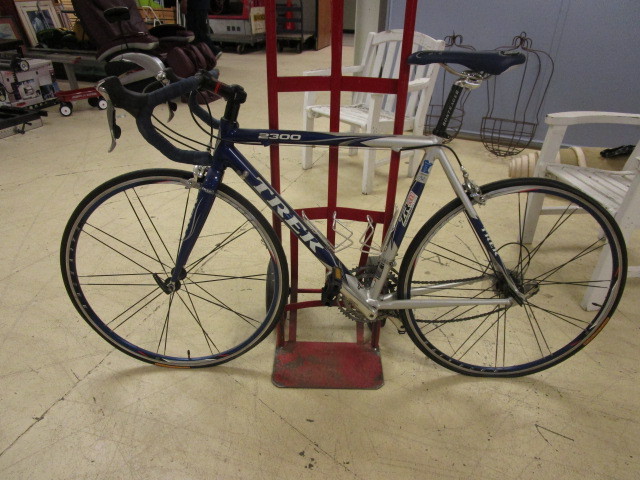 lot 241 image: TREK 2300 ROAD BIKE