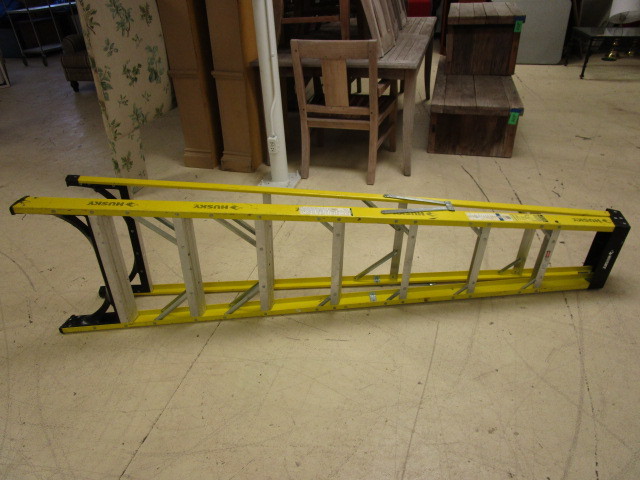 lot 250 image: HUSKY FIBERGLASS LADDER