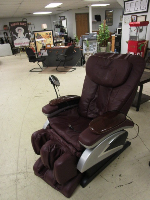 lot 260 image: DELUXE MASSAGE CHAIR