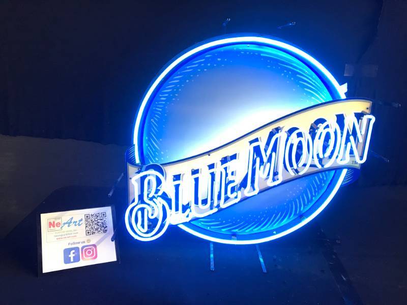 lot 19 image: Blue Moon neon