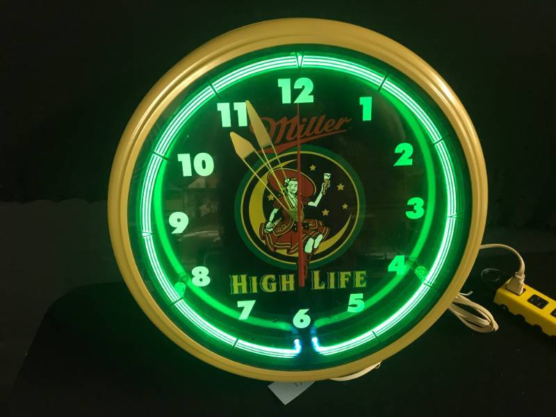 lot 84 image: Miller High Life Girl on the Moon clock
