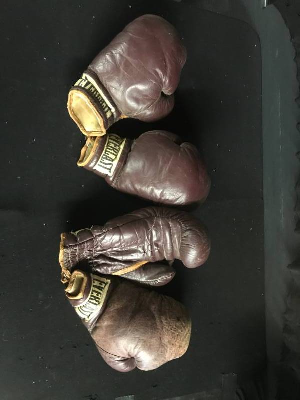 lot 137 image: Old, vintage Everlast boxing gloves