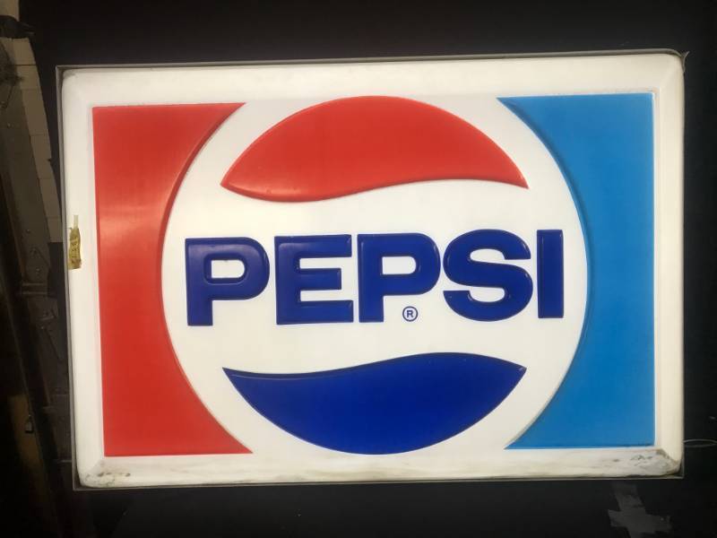 lot 138 image: Large, outdoor Pepsi sign - lights up