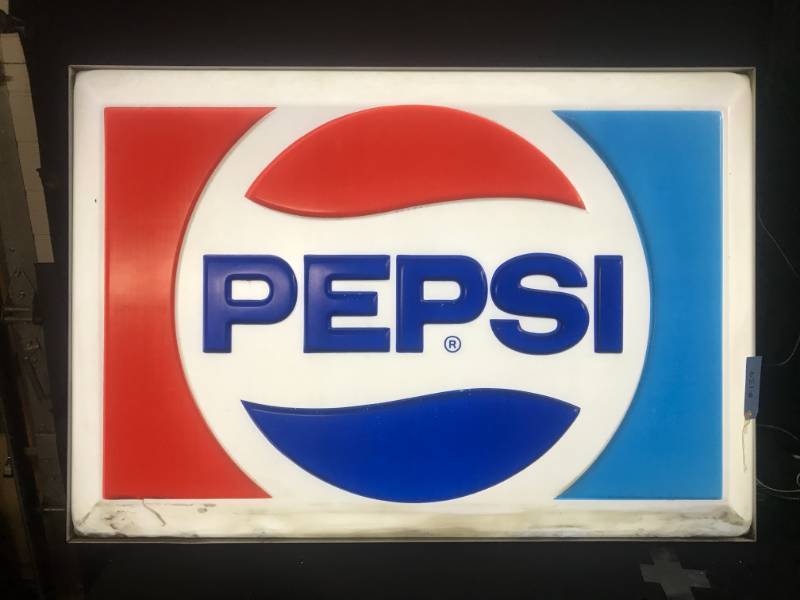 lot 139 image: Large, outdoor Pepsi sign - lights up