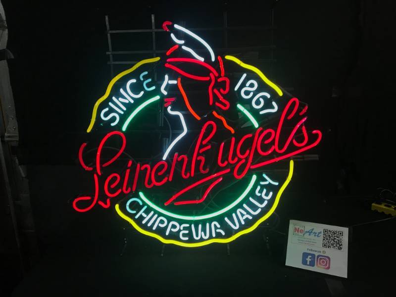 lot 14 image: Leinenkugels Leinies Chippewa Valley neon