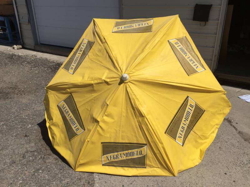 lot 218 image: Modelo patio umbrella