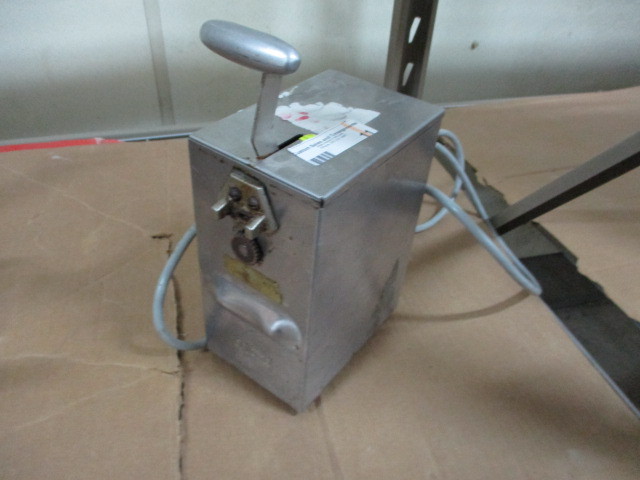 Electric can opener