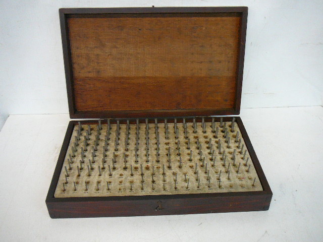 lot 2 image: Alina Econo Plug Gages