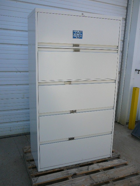 lot 46 image: Steelcase 5 Drawer File Cabinet