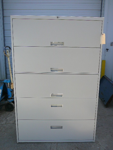 lot 47 image: Steelcase 5 Drawer File Cabinet With Key