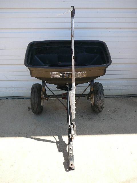lot 23 image: Agri-Fab Broadcast 125 Tow Spreader