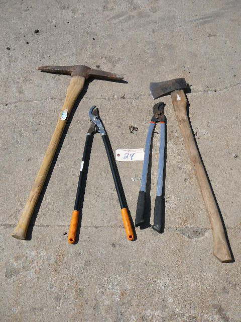 lot 24 image: Lawn Tools
