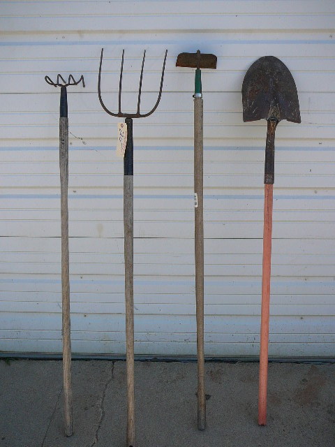 lot 25 image: Lawn Tools