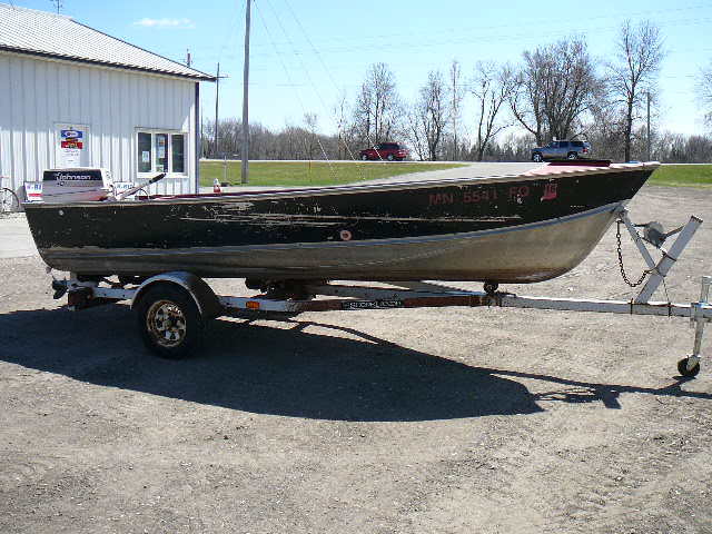 lot 36 image: Lund Boat-Trailer-Motor