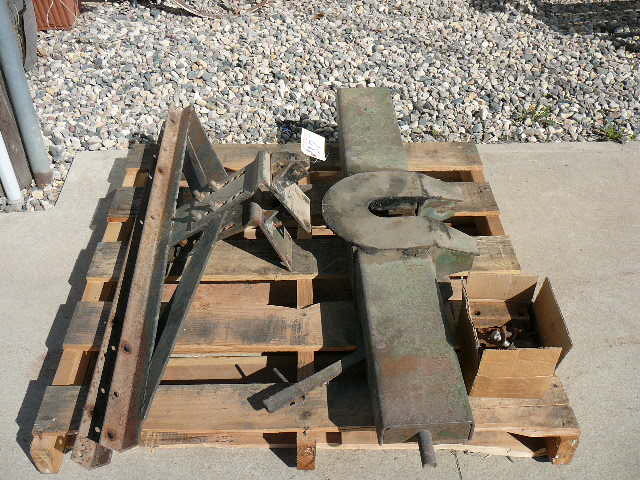 lot 37 image: 5th Wheel Hitch & Brackets