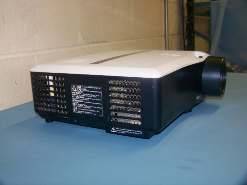 lot 32 image: Mitsubishi, WL639U, LCD Projector