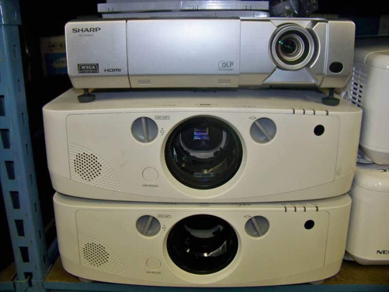 lot 101 image: Miscellaneous Projectors for PARTS  REPAIR