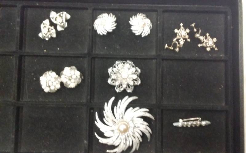 7 Pieces Clip Earrings & Brooches