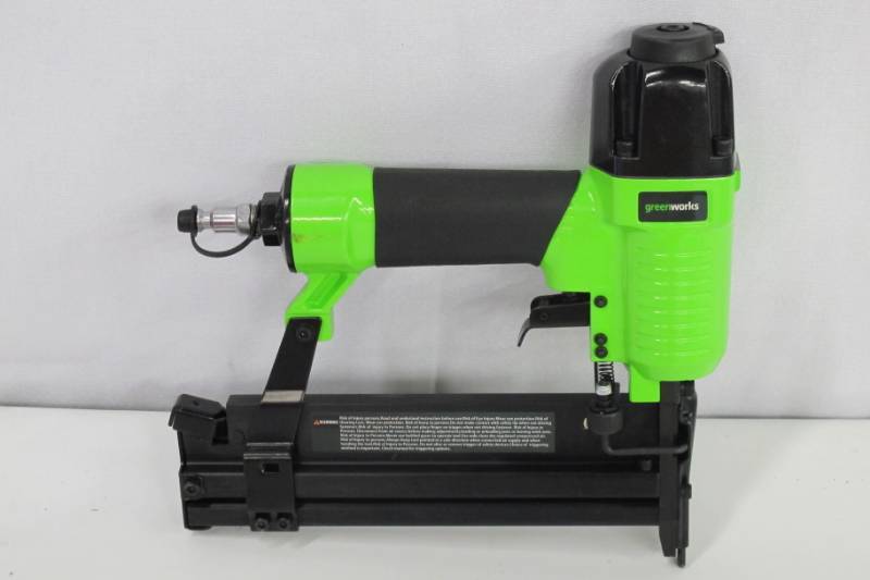 lot 21 image: GreenWorks 18 Gauge 2-in-1 Nailer & Stapler - Gun Only