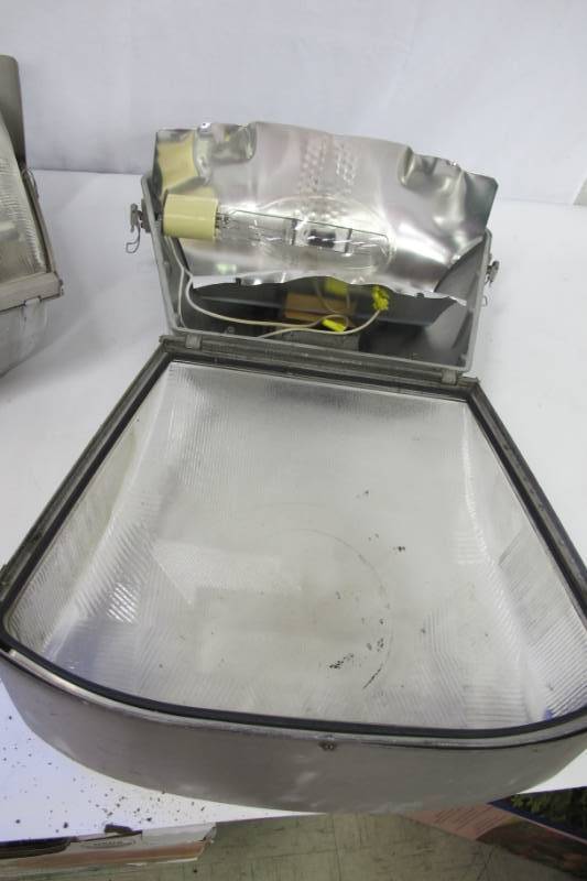 lot 17 image: Pair of Used Outdoor Billboard Lights