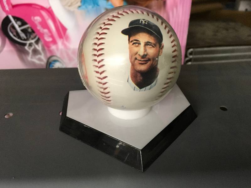 lot 9 image: Lou Gehrig Photoball