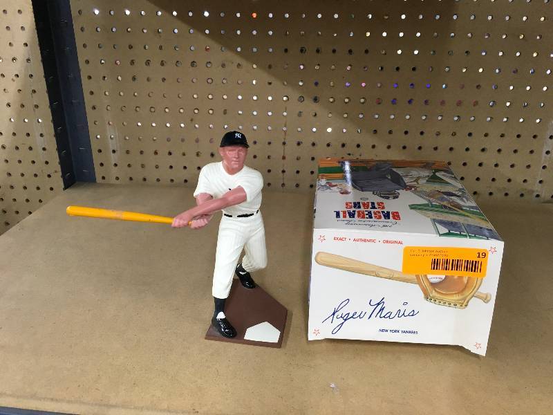 lot 19 image: Hartland Roger Maris Statue Figurine