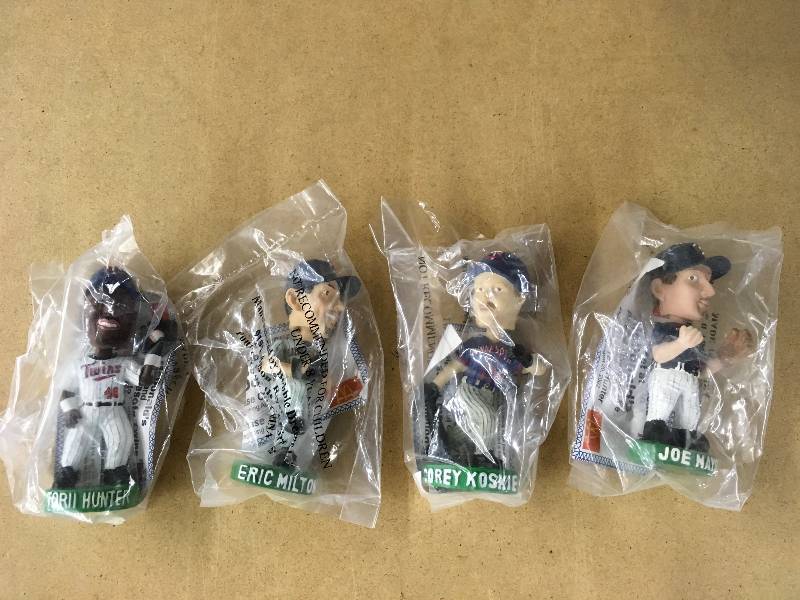 lot 73 image: 4 Minnesota Twins Mini Bobble Heads