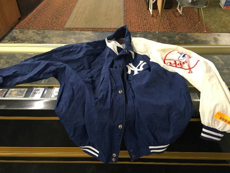 lot 74 image: New York Yankees JacketWindbreaker Size M