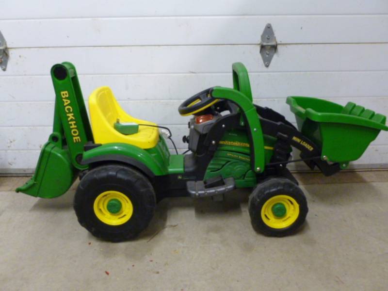 lot 5 image: John Deere Ride On Tractor