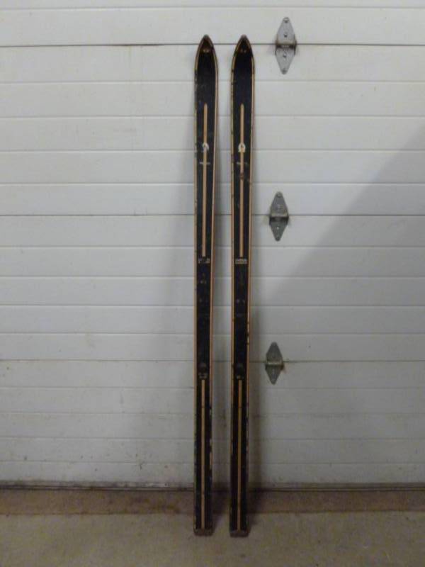 lot 7 image: Vintage Skis