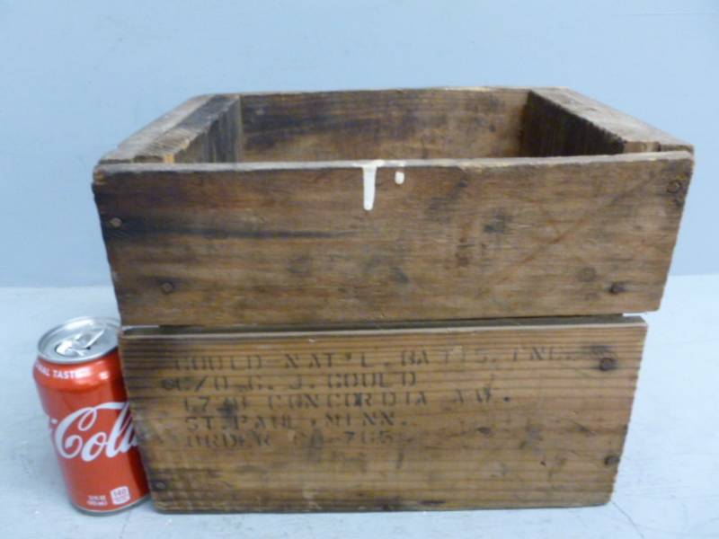 lot 8 image: Vintage Wooden Box