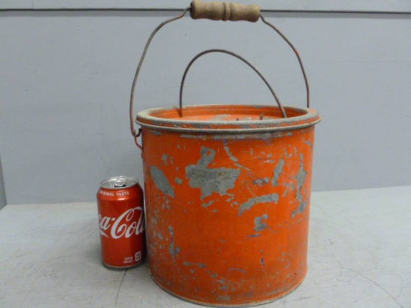 lot 18 image: Vintage Minnow Bucket