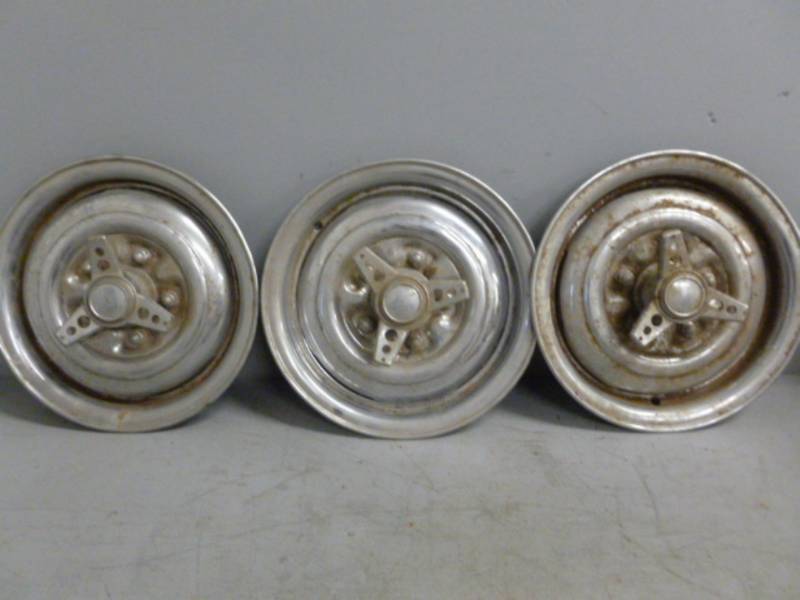 lot 31 image: Vintage Hub Caps