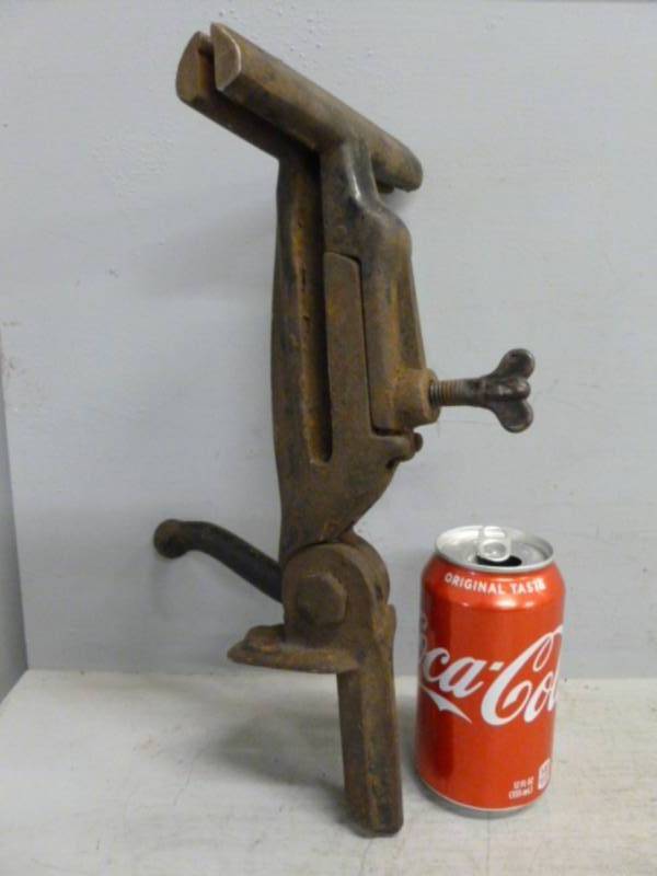 lot 46 image: Antique Saw Vise