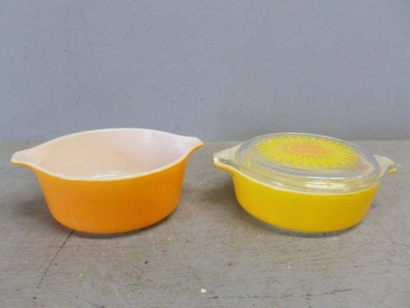 lot 97 image: Vintage Pyrex Casserole Set