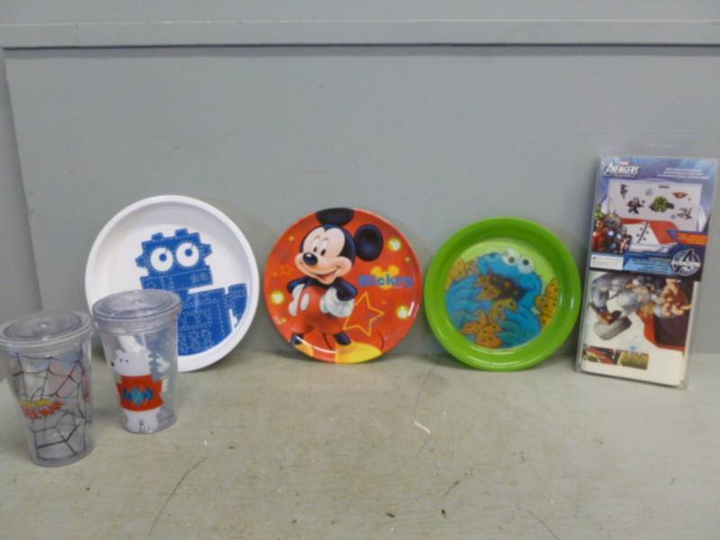 lot 99 image: Kids Plates