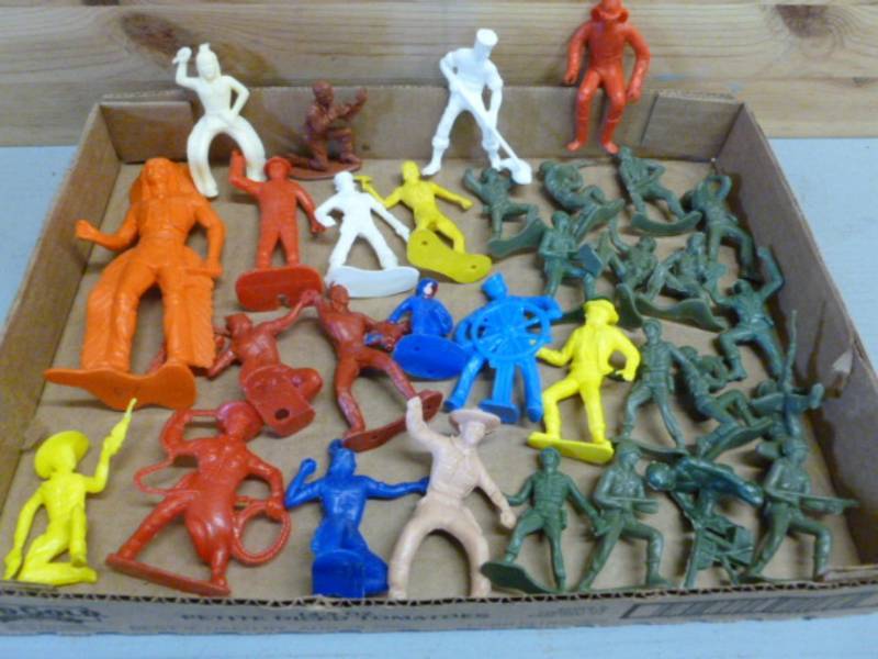 lot 104 image: Vintage Army Toys