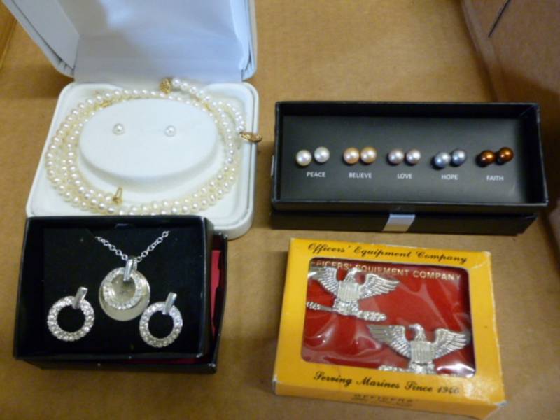 lot 110 image: Jewelry