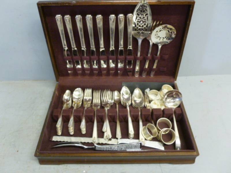 lot 112 image: Vintage Silverplate Flatware Set